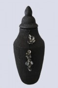 2022 Stenen urn hoog zwart met bloemen 800